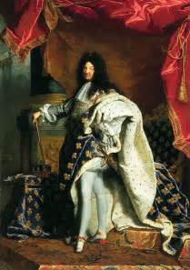bas blancs, talons hauts et une perruque aux longs cheveux bouclés:  Louis XIV dans toute sa gloire virile